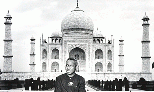 Mwalimu Julius K.Nyerere, President of Tanzania, at Taj Mahal, Agra 1971